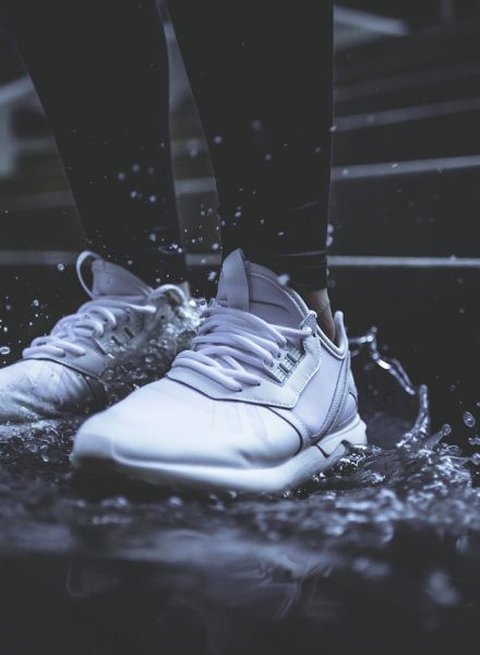 Hvordan renser man hvide sneakers?